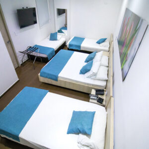 Habitación para 4 personas 1 cama Doble + 3 Sencillas