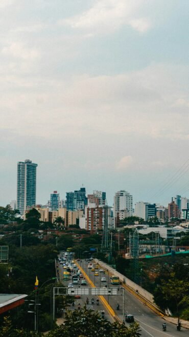 Vista de Bucaramanga con la avenida y los edificios de la ciudad