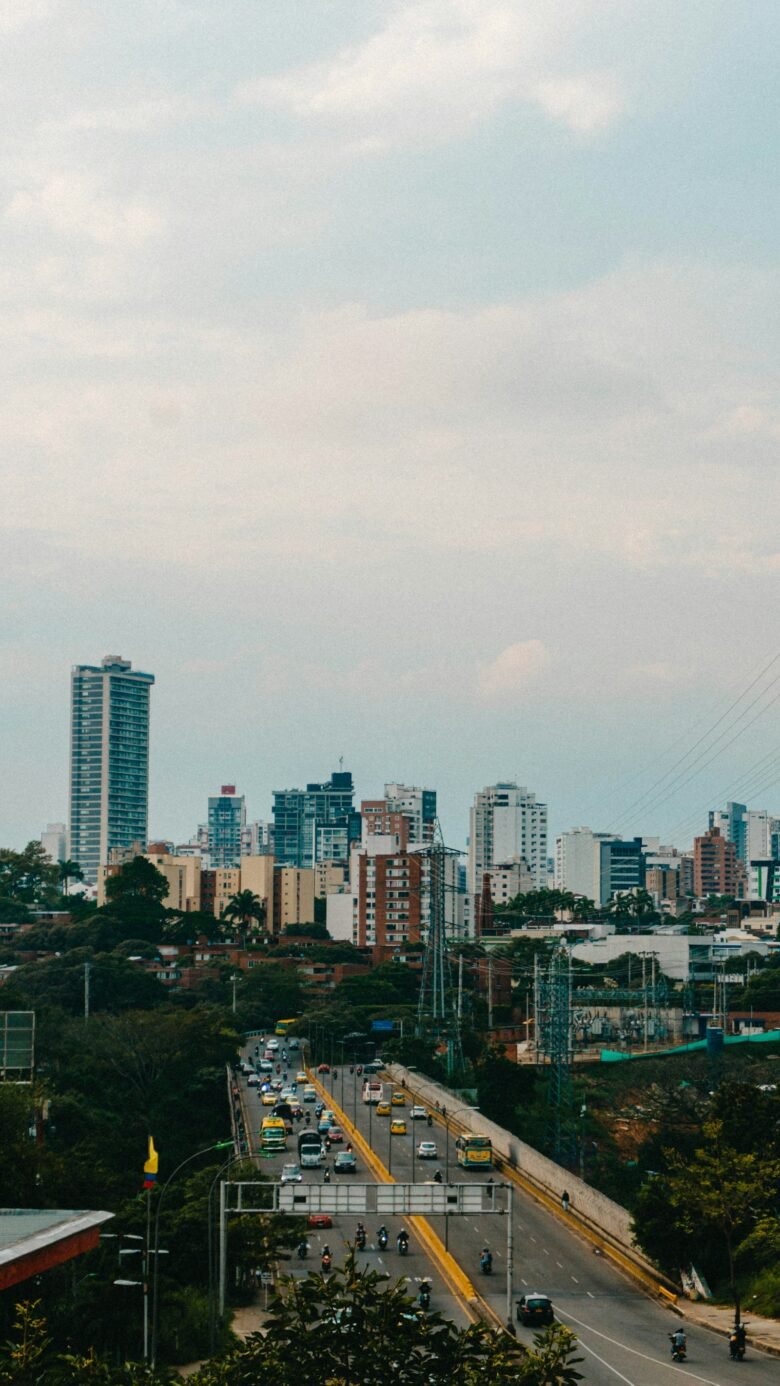 Vista de Bucaramanga con la avenida y los edificios de la ciudad