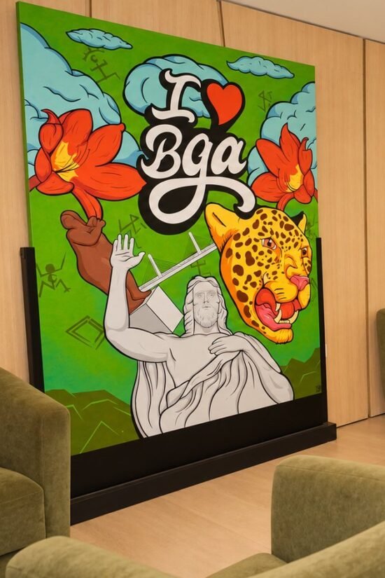 Sala de estar con mural I love Bga y sillones en Hotel BGA Bucaramanga
