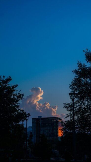 Edificio moderno en Bucaramanga al atardecer