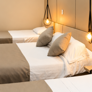 Habitación para 4 personas 1 cama Doble + 3 Sencillas