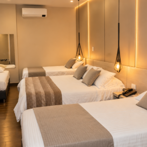 habitación para 5 personas 1 cama Doble+3 Sencillas